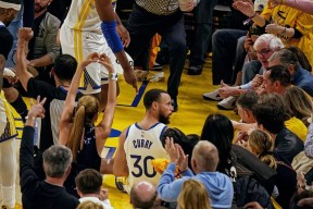 亚博体育-包含库里回归赛场，惊险取胜首场状态亮眼，独行侠观众沸腾！的词条